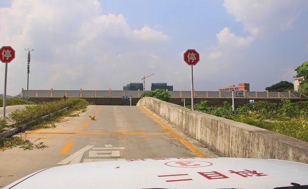 松江学车科目二坡道定点停车与起步雨刷定点停车法